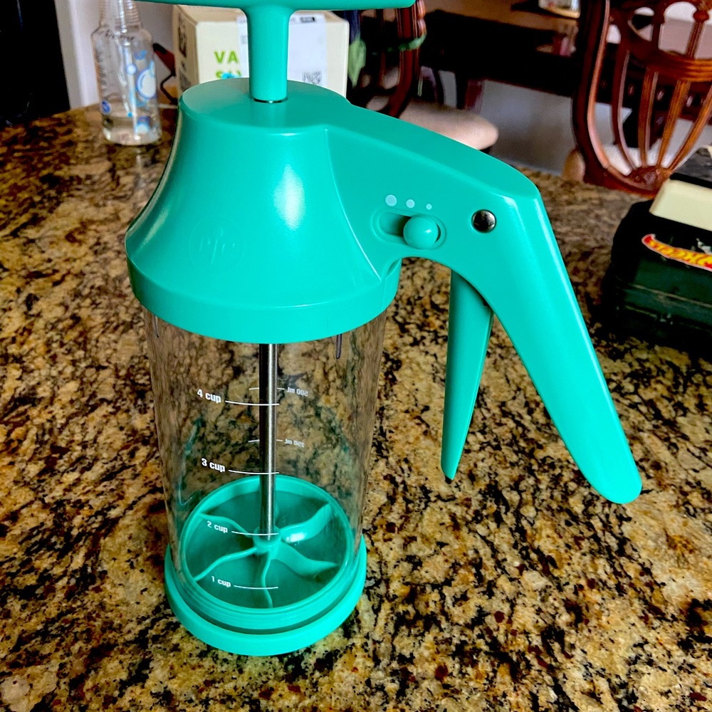 Like new Pampered chef Batter Mixer and dispenser.